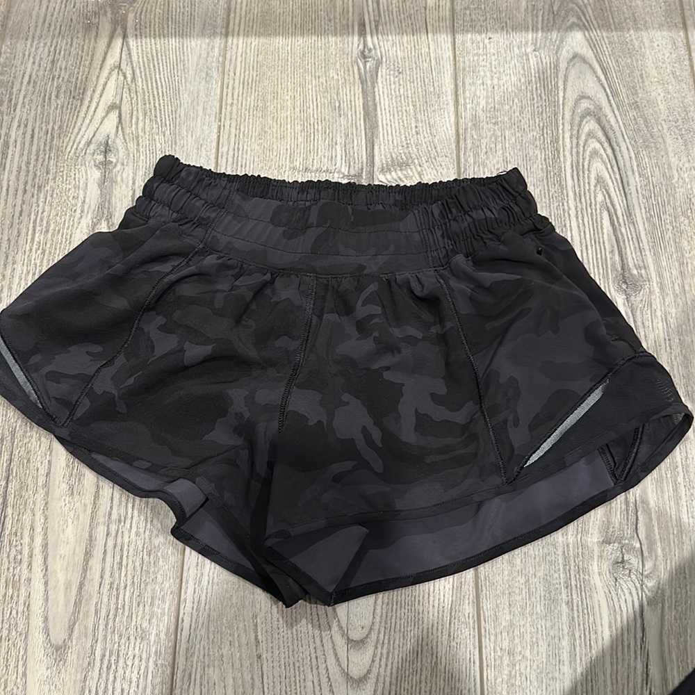 Lululemon Black Camouflage Hotty Hot 2.5 Shorts Size 4